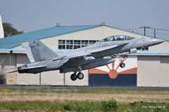 F∕A-18F Super Hornet（165891/NF111)のタッチアンドゴー - NAF Atsugi Spring Festival 2017 の飛行訓練(？)