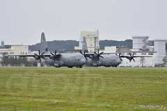 滑走路に並ぶ C-130J（YJ 08-8604、YJ 16-5838） - 飛行展示いろいろ（横田基地日米友好祭2019）