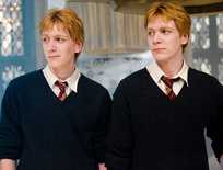 Оливер и Джеймс Фелпс. Британские актеры наиболее известны по ролям братьев Уизли в культовых фильмах о Гарри Поттере. Близнецы любят играть в гольф и смотреть футбол, правда, болеют за разные команды.