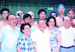 邓小平同运动员合影