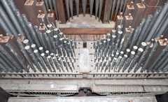 Une vue sur une partie de la tuyauterie du grand-orgue.
De bas (fond de l'orgue) en haut (revers de la façade) :
le Principal 4', le Bourdon 8', le Salicional 8',
le Bourdon 16' (avec les dessus à cheminées), et la Montre 8'.
