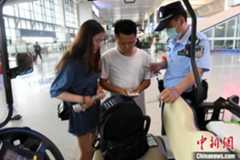 每年幫旅客尋回行李物品約700件 這位