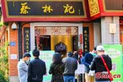 Wuhan residents reviving appetite for life, noodles