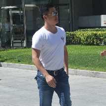 吴京慰问即将退伍老兵 谦逊挥手致意与战士合影