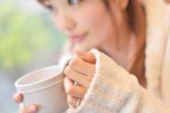 コーヒーを飲む女性
