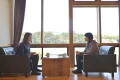 海士町の図書館で対談している様子