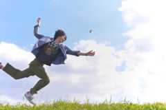 河川敷でジャンプ