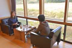 ふたりが会話する写真