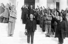 Figure 1 : Ioannis Metaxás salué par l’armée et des membres du gouvernement, janvier 1939