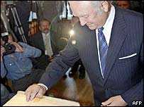 Estonian President Arnold Ruutel voting in EU referendum