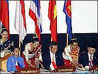 Asean leaders at signing ceremony, Vientiane 2004