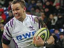 Hanno Dirksen crosses for the Ospreys