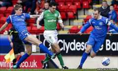 Jamie Adams (left) and Dave Mackay (right) combine to squeeze out Hibs' Ian Murray 