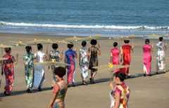 Over 300 women present traditional Chinese cheongsams in E China