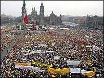 More than 100,000 people gathering to support Mexico City's Mayor Andres Manuel Lopez Obrador, 7 April 2005