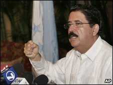 Manuel Zelaya speaking in Costa Rica before boarding a flight to Nicaragua on 28 June 