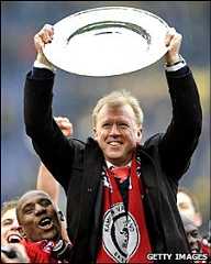 Steve McClaren lifts the Eredivisie shield aloft