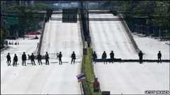 Soldiers line up on Rama IV road in central Bangkok, 14/05
