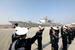 12月15日，中国海军第47批护航编队从浙江舟山某军港解缆起航，赴亚丁湾、索马里海域接替第46批护航编队执行护航任务。这是欢送仪式现场。新华社发（韩林 摄）