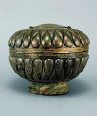 广州南越王墓出土的蒜头纹银盒