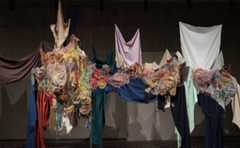 針と糸で、暮らしを描く５人の作家　東京都美術館「刺繍―針がすくいだす世界」