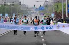 Biểu cảm siêu dễ thương！Giải chạy bán marathon và bán marathon dành cho robot hình người diễn ra tại Bắc Kinh"