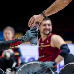 EM 2022 in Paris: Spielimpressionen - ein Staffmitglied reicht den Spielern Wasser zum Trinken, im Hintergrund zu sehen Nationalspieler Marco Herbst. (Foto: diedrehen/Ottobock, Benjamin Klingebiel)