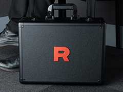 「ロケット団の栄光 アタッシュケースセット」5月12日10：00より受注販売を開始。デッキとカードを持ち運べるクールなアタッシュケース