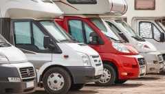 Wohnmobile parken in Reihe