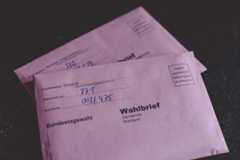 rosa Umschlag für Briefwahl