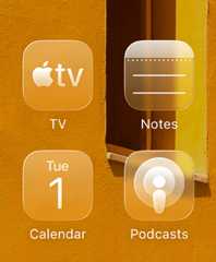 Ícones de apps em Liquid Glass, incluindo Apple TV, Notas, Calendário e Podcasts, coloridos para complementar a imagem de fundo.