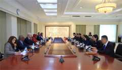 侯凯会见联合国内罗毕办事处总干事班古拉