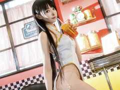 チャイナドレス美女が「ストリートファイト」に参戦！？ハンバーガーを食べながらスリット全開で美脚を繰り出す【写真17枚】 画像