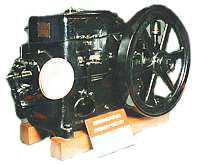 世界初の小形・水冷・横形4サイクルエンジン