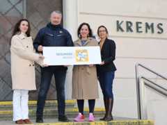 VHS-Leiterin Nathalie Glorion, Bürgermeister Peter Molnar, Gesundheitsstadträtin Bernadette Laister und Tut gut!-Regionalbetreuerin Andrea Hebesberger vor dem Kremser Rathaus