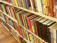 Volles Bücherregal in der Stadtbücherei Krems