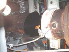 写真:めくれあがった配管の口が開いている