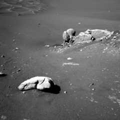 Des rochers à la surface craquelée ...