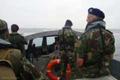 O comandante do Corpo de Fuzileiros acompanha um exercicio de desembarque abordo de um LARC.