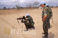 Exercicio Fekino em Angola. Elemento do DAE (de costas) no decurso de exercicio de tiro com armamento deste destacamento.
