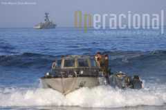 Exercicio anfibio na costa continental (Pinheiro da Cruz). Em primeiro plano uma Lancha Anfíbia de Reabastecimento e Carga (LARC) que reabastece as forças desembarcadas a partir dos navios aos largo.