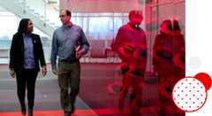 Employés Red Hat marchant et discutant ensemble