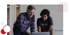 Employés Red Hat regardant vers un ordinateur portable