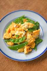 スナップえんどうと卵の炒め物の写真