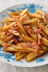 新じゃがとベーコンの醤油こしょう炒めの写真