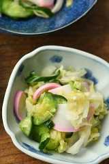 かまぼこキャベツきゅうりの酢の物サラダの写真