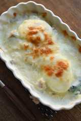 ほうれん草とゆで卵のグラタンの写真