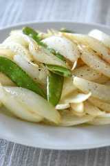 新玉ねぎと絹さやのマヨ炒めの写真