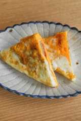 鶏そぼろの三角たまご焼きの写真