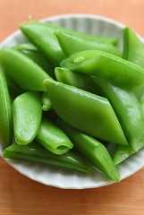 スナップえんどうの下ごしらえの写真